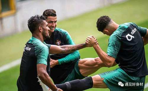 C罗最新肌肉照曝光 这雕刻般体脂率可网友馋坏了