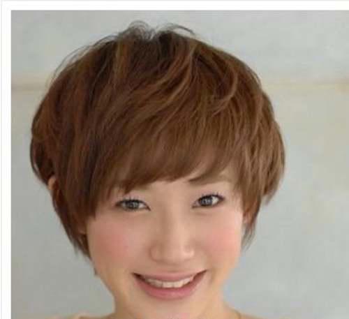 深亚麻色女生短发发型