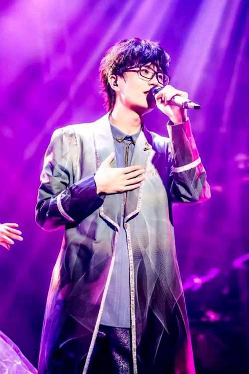 许嵩的绯闻女友原来是这样的 爱穿西装打领带 这气质太绝