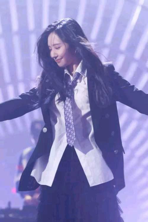 许嵩的绯闻女友原来是这样的 爱穿西装打领带 这气质太绝