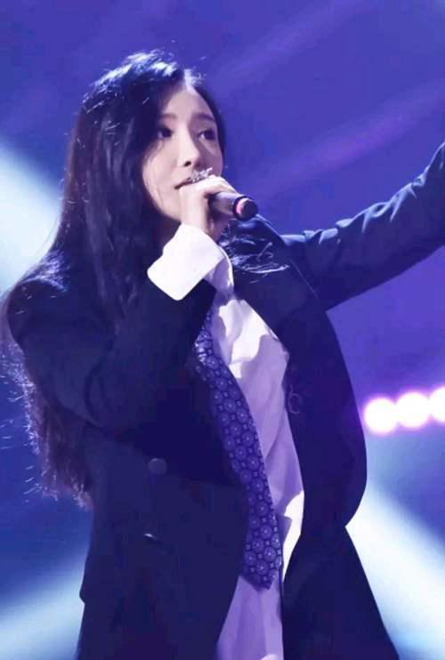 许嵩的绯闻女友原来是这样的 爱穿西装打领带 这气质太绝