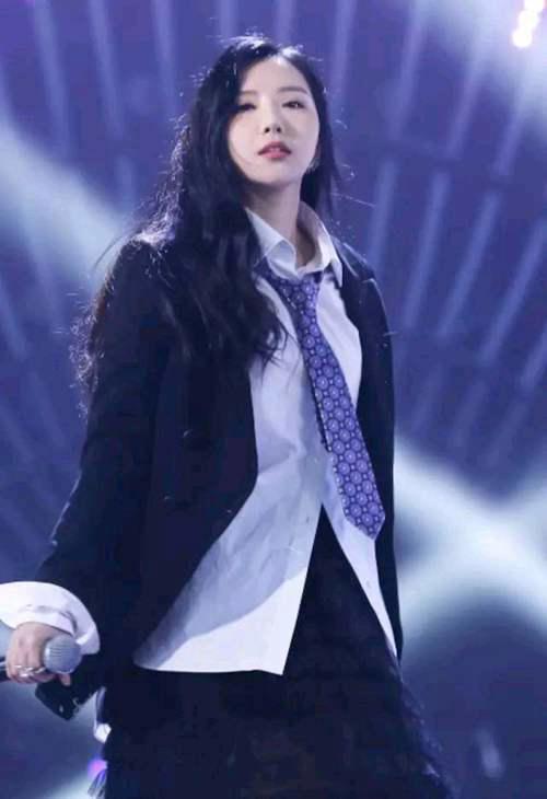 许嵩的绯闻女友原来是这样的 爱穿西装打领带 这气质太绝