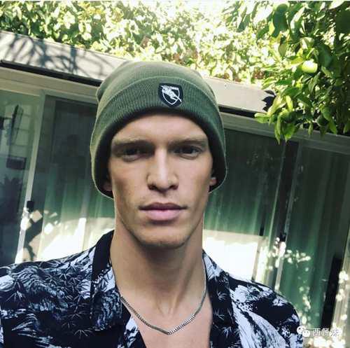 麦粒MileyCyrus又交新男友了两个月换三个我真的佩服她