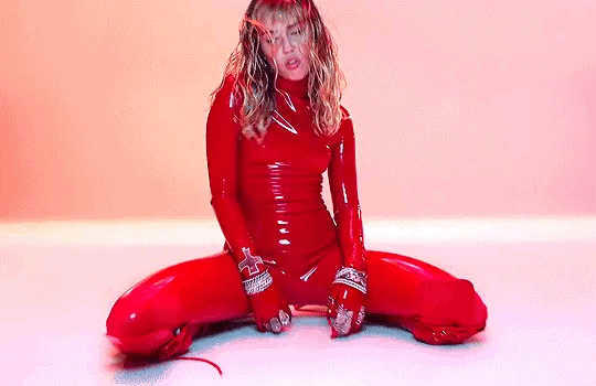 麦粒MileyCyrus又交新男友了两个月换三个我真的佩服她