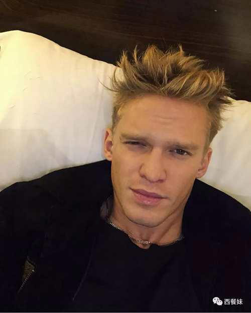 麦粒MileyCyrus又交新男友了两个月换三个我真的佩服她