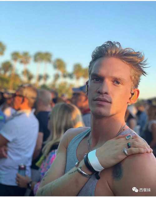 麦粒MileyCyrus又交新男友了两个月换三个我真的佩服她