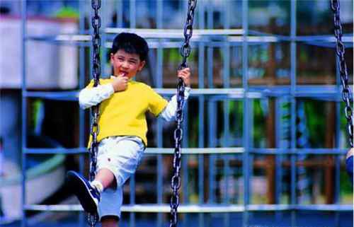 孩子玩秋千要注意什么？如何安全荡秋千？