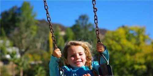 孩子玩秋千要注意什么？如何安全荡秋千？