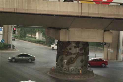 上海延安路高架桥龙柱事件