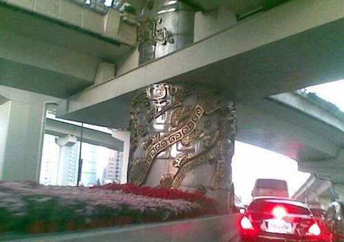 上海延安路高架桥龙柱事件