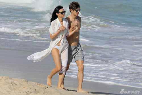 邓文迪近况交往21岁超模男友