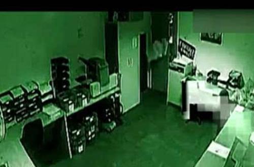 监拍办公室深夜灵异事件