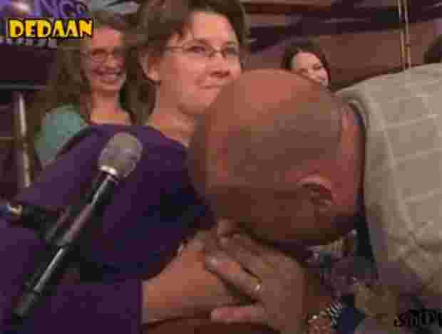 荷兰主持人现场吮吸女嘉宾乳汁 现场画面全曝光