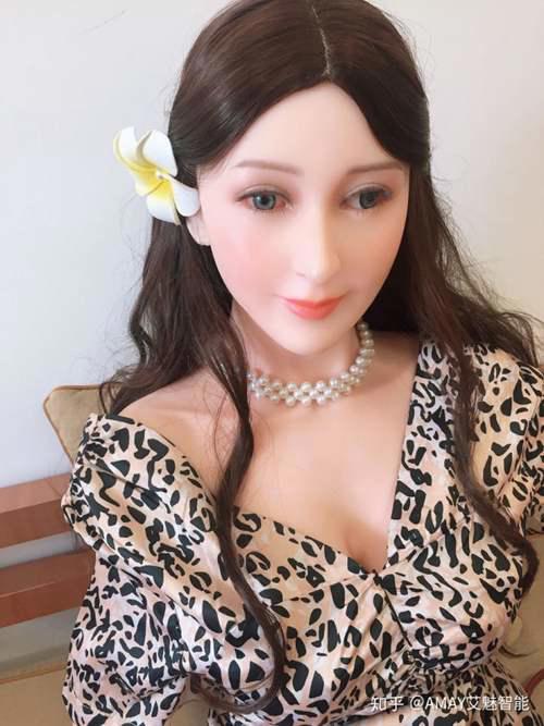 如何装扮硅胶娃娃仿真人偶