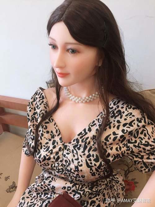 如何装扮硅胶娃娃仿真人偶