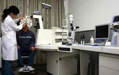 配眼镜去医院还是眼镜店