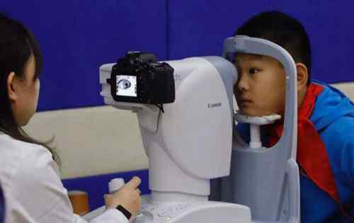 配眼镜去医院还是眼镜店