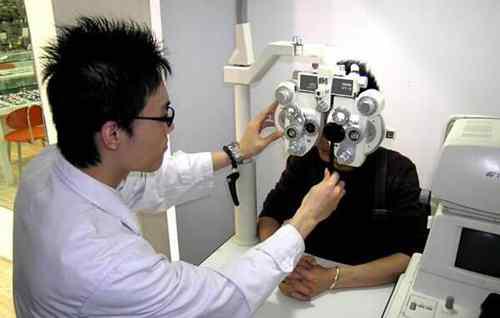 配眼镜去医院还是眼镜店