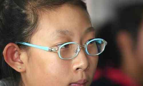 配眼镜去医院还是眼镜店