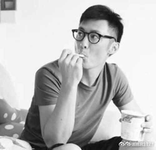 余文乐结婚 五张婚纱照中四张是黑白的 知道真相的我哭笑不得