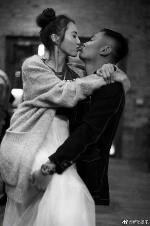 余文乐结婚 五张婚纱照中四张是黑白的 知道真相的我哭笑不得