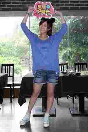 方志友上衣脱落裸露F罩杯豪乳 男演员称赚到了