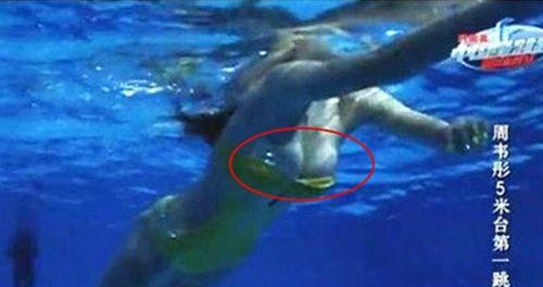 周韦彤跳水秀泳衣脱落 秀毛和露半球是怎么回事