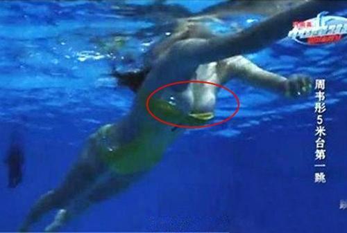 周韦彤跳水秀泳衣脱落 秀毛和露半球是怎么回事