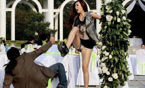 周韦彤跳水秀泳衣脱落 秀毛和露半球是怎么回事