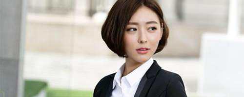 黑色的小西装内搭怎么搭配