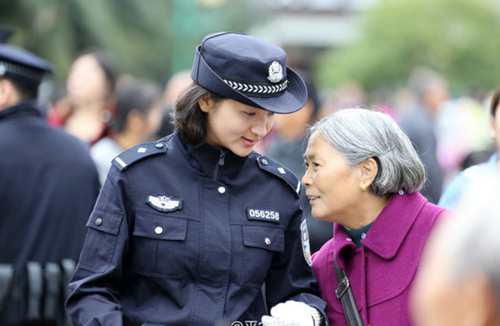 女警教科书式劝阻老人转账