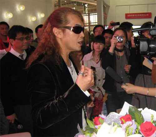 迪克牛仔女儿是弦子吗？