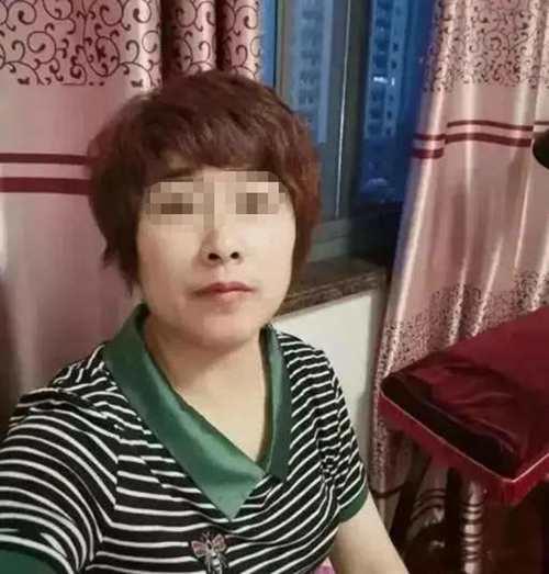 失踪女子家属蹲化粪池井盖旁大哭