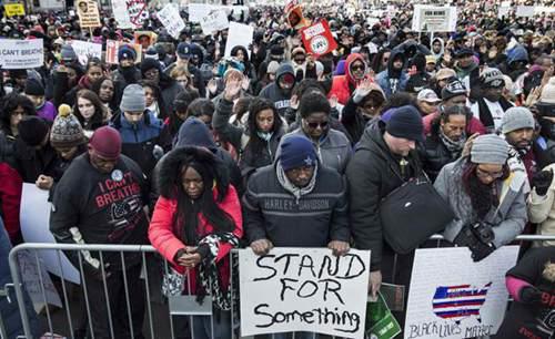 芝加哥所有桥梁升起防止抢劫升级