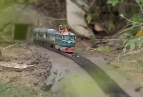 大学生菜地建微型高铁