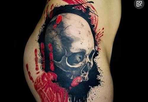 美国女子展示肛门纹身