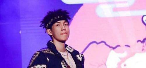 红花会贝贝剁手指，网友惊呆！场面血腥账号遭封禁