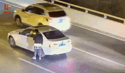 17岁男孩跳桥身亡 妈妈生我1次 却用斥责杀死我1000次