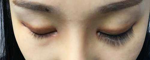如何用假睫毛