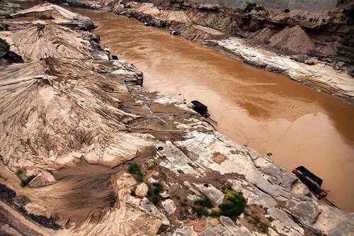 揭开黄河透明棺材真相 黄河清淤透明棺材