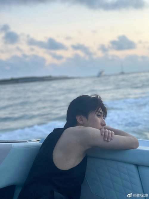 baby辟谣和蔡徐坤恋情绯闻后 黄晓明戴婚戒隔空表白超有爱