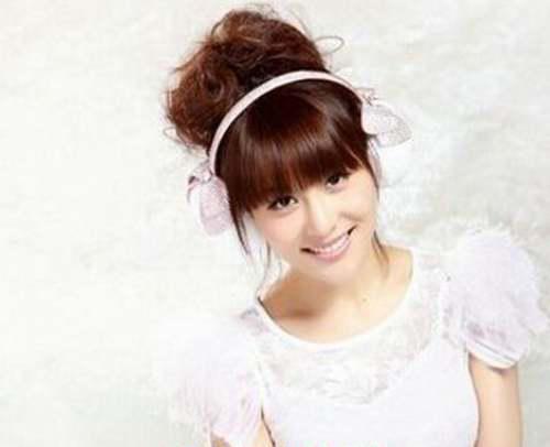 额头宽适合什么发型