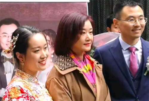 面部圆润发福明显，浓妆也难遮岁月痕迹 宋祖英近况