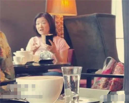 面部圆润发福明显，浓妆也难遮岁月痕迹 宋祖英近况