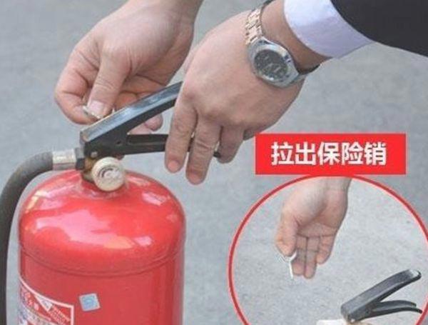 手提式干粉灭火器的使用方法和注意事项