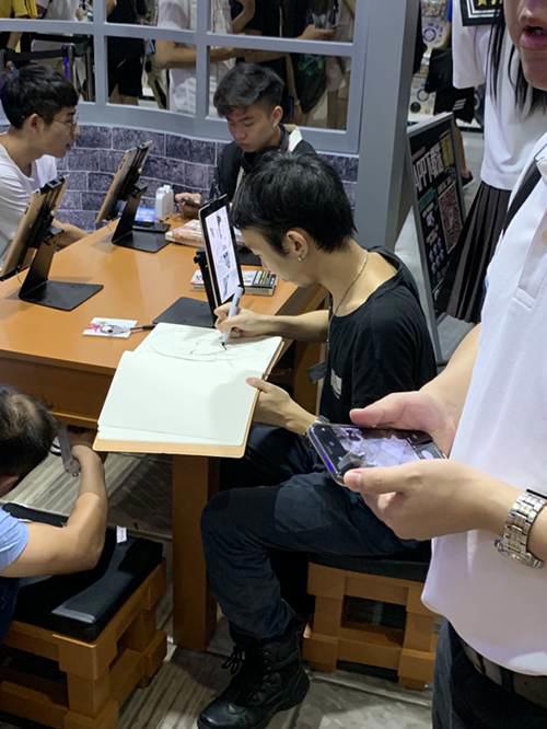 哔哩哔哩漫画实体书店开业啦 雾