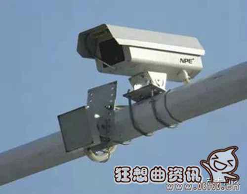 闯红灯摄像头是什么样子？