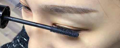 睫毛不翘往下搭原因