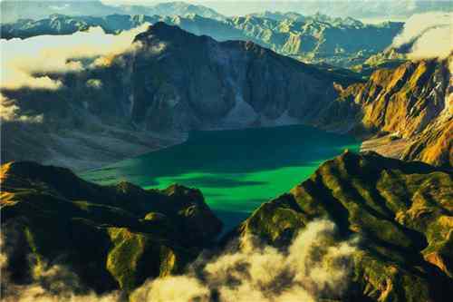 世界十大最美火山口湖泊