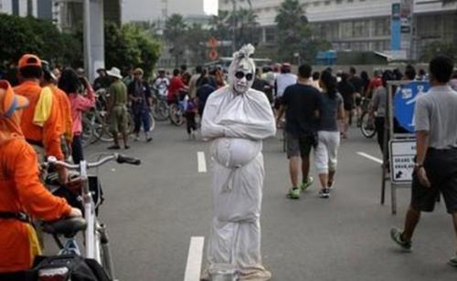 扮鬼吓人罚睡墓地是怎么回事